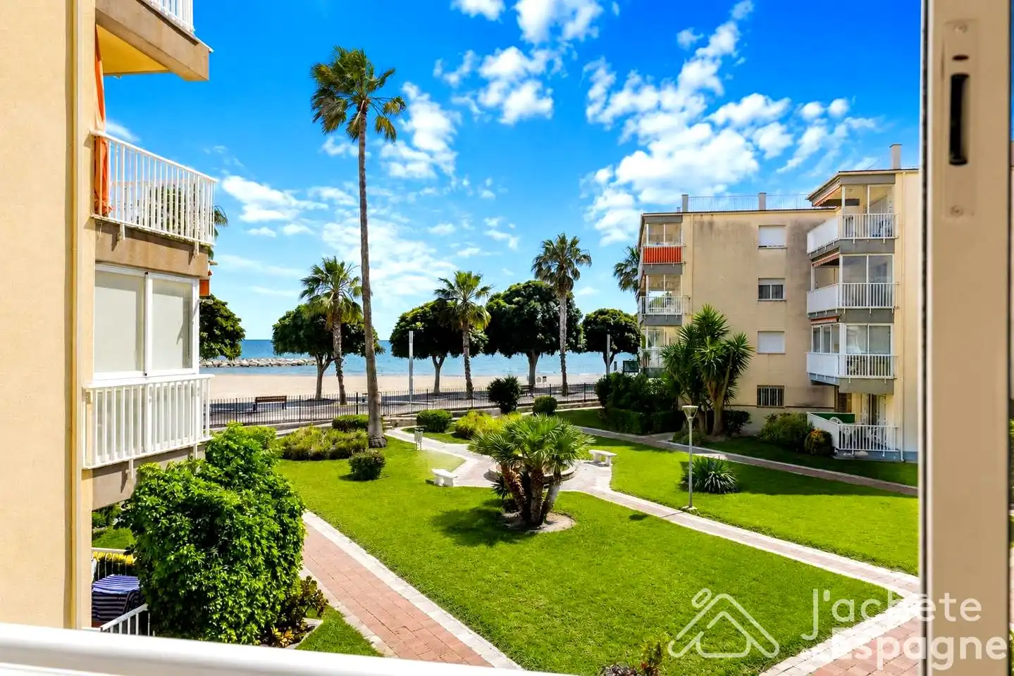 Vista exterior de Apartament en venda en Cambrils amb Moblat, Balcó i Internet