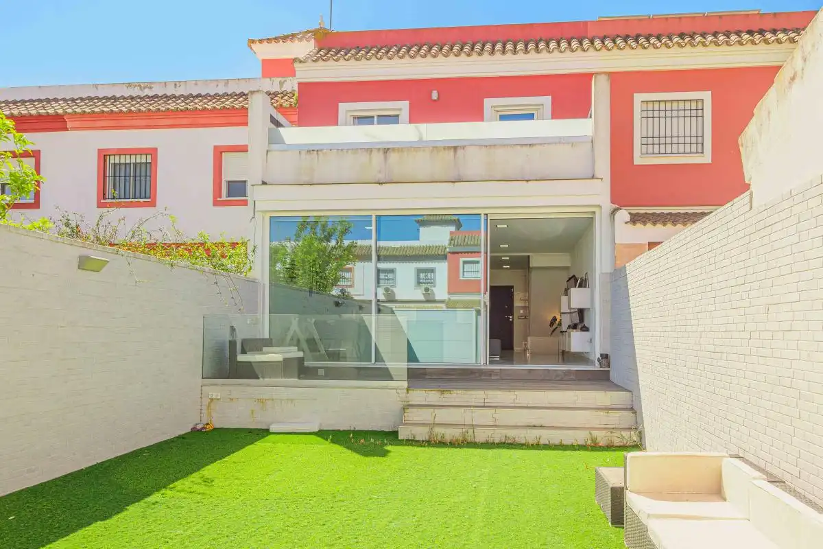 Vista exterior de Casa o chalet en venta en Huévar del Aljarafe con Aire acondicionado, Calefacción y Jardín privado