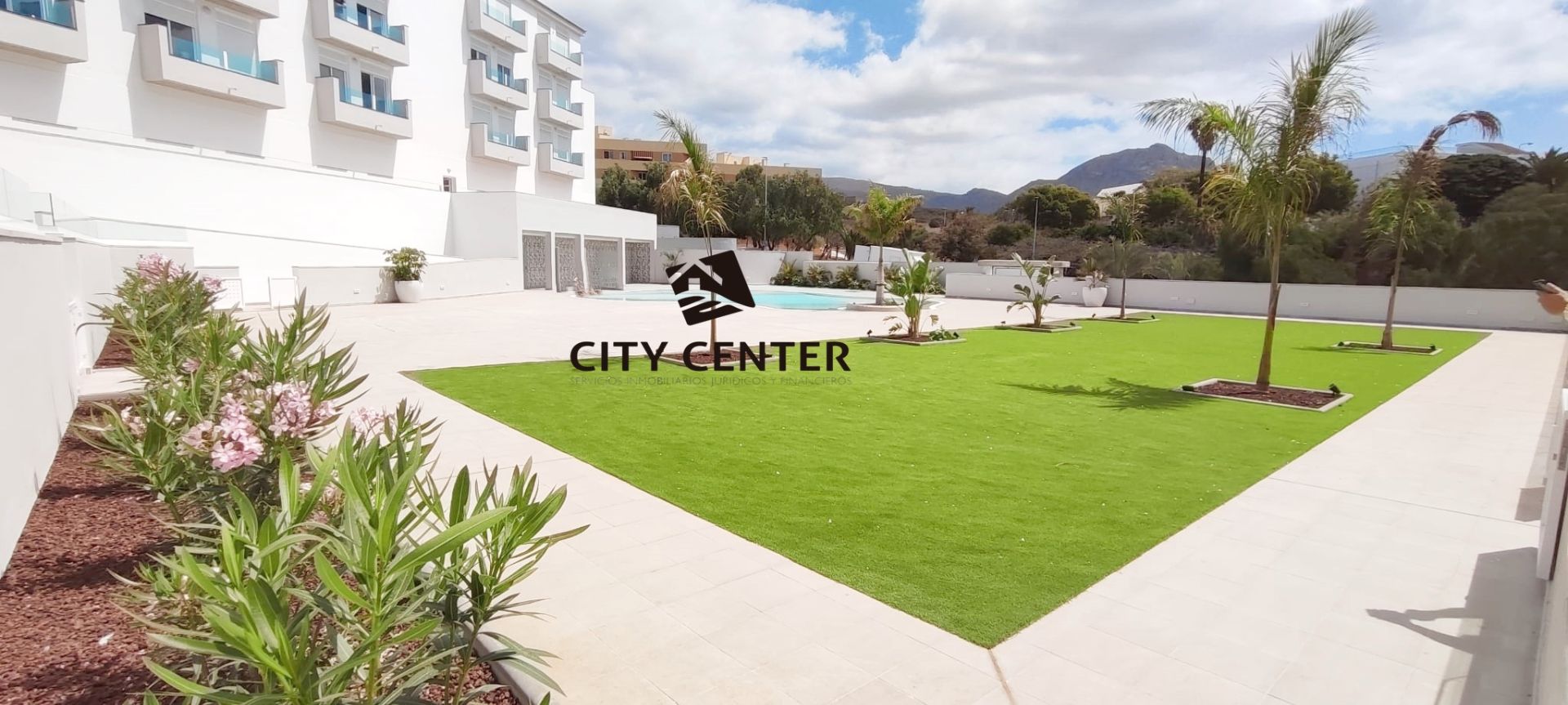 Vista exterior de Piso en venta en Arona con Amueblado, Balcón y Piscina comunitaria