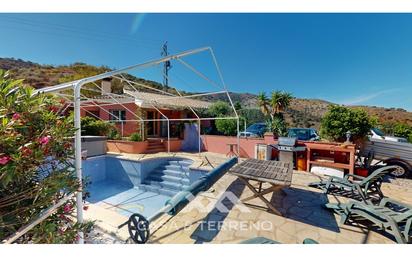 Vista exterior de Casa o xalet en venda en Arenas amb Aire condicionat, Terrassa i Piscina