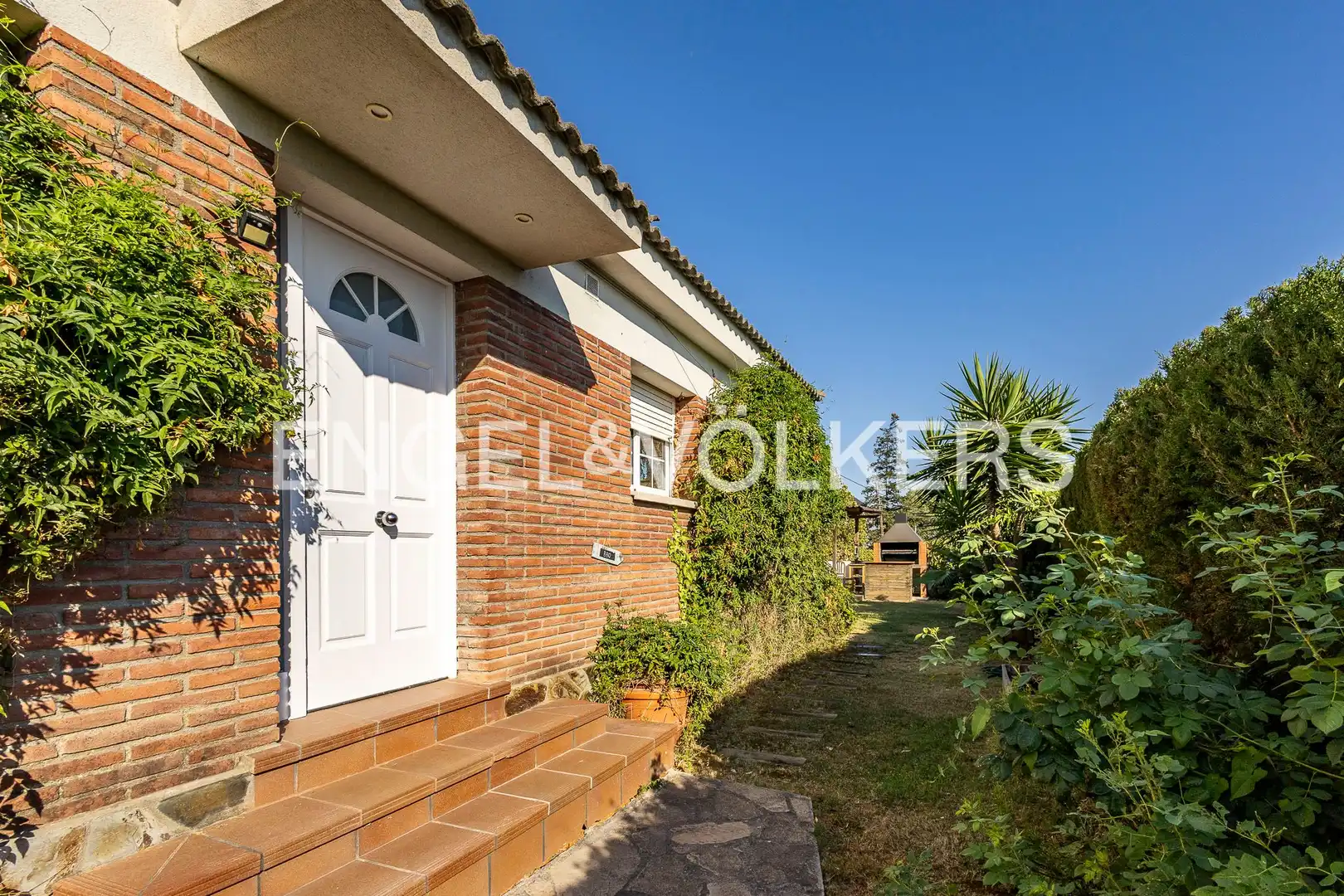 Vista exterior de Casa o xalet de lloguer en Pallejà amb Calefacció i Jardí privat