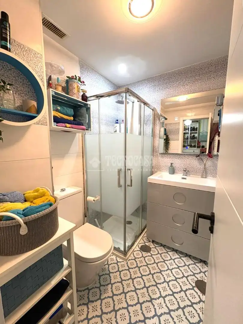 Bathroom of Flat for sale in Parla  with Air Conditioner and Storage room