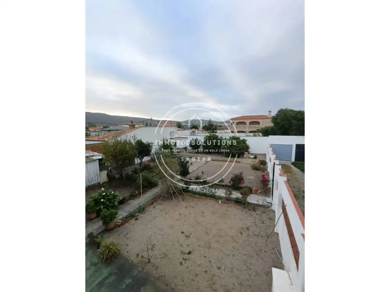 Vista exterior de Casa o xalet en venda en La Línea de la Concepción amb Aire condicionat, Jardí privat i Terrassa