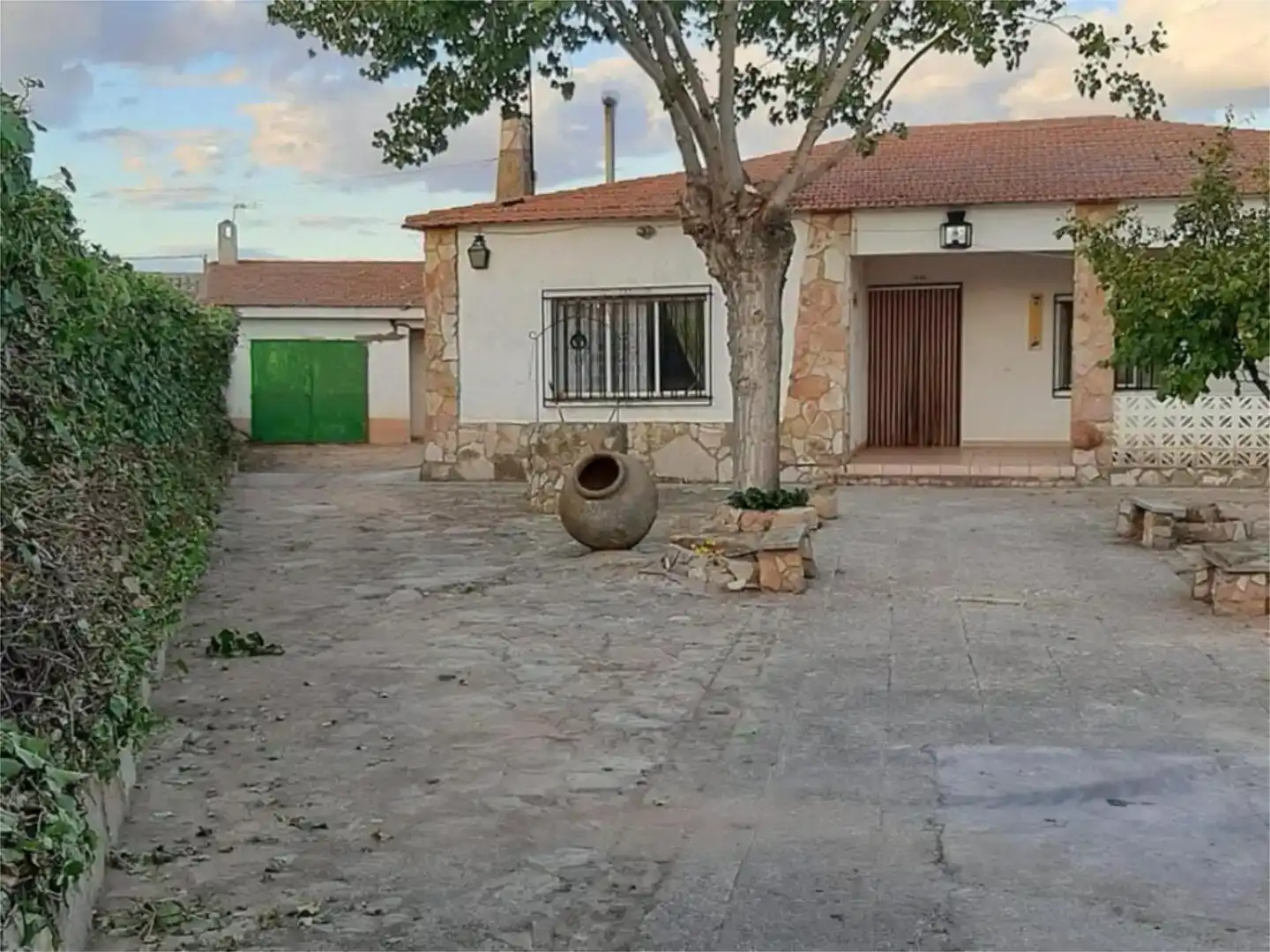 Vista exterior de Casa o chalet en venta en Villagarcía del Llano con Jardín privado y Trastero