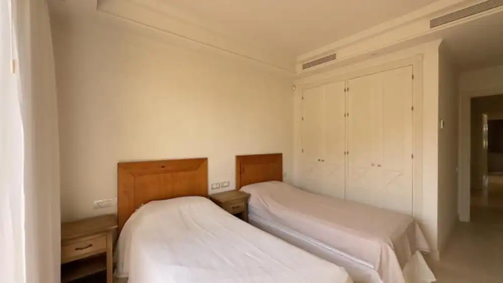 Dormitori de Apartament de lloguer en Estepona amb Aire condicionat, Terrassa i Piscina
