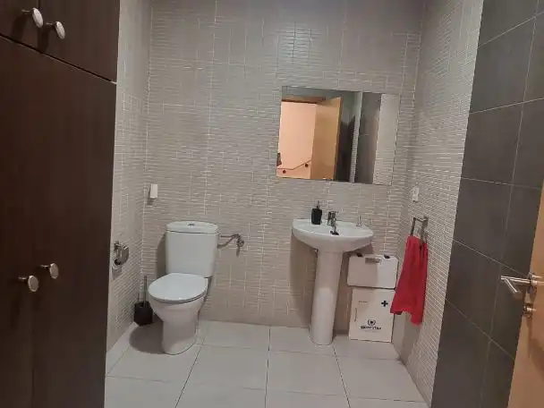 Badezimmer von Geschaftsraum zum Verkauf in Carbajosa de la Sagrada mit Klimaanlage, Heizung und Parkett