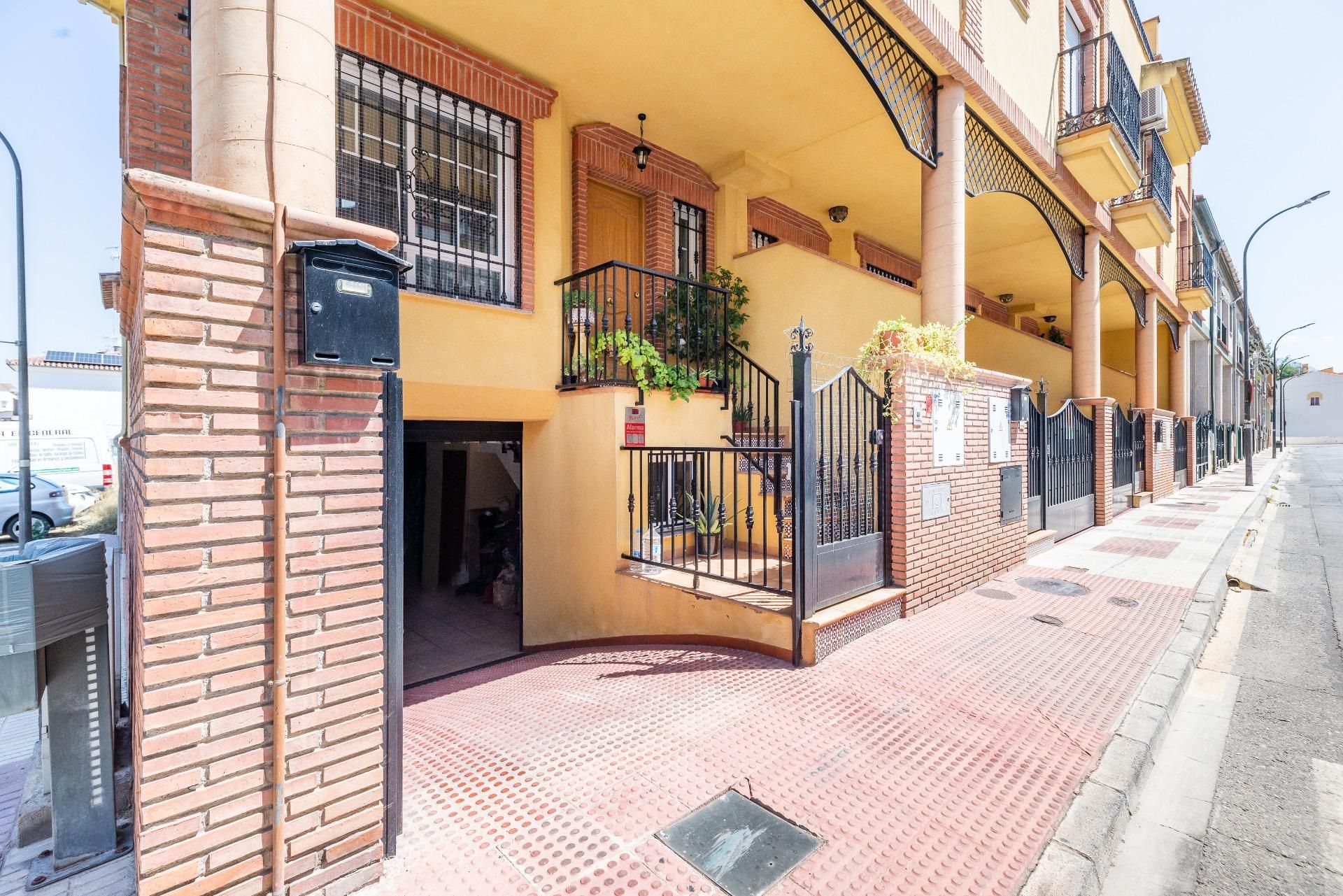 Vista exterior de Casa adosada en venda en Maracena amb Terrassa