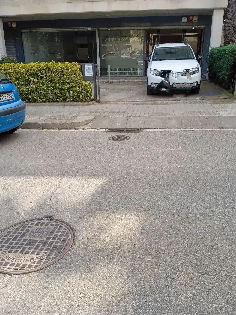 Außenansicht von Fabrikhallen zum Verkauf in Badalona mit Heizung