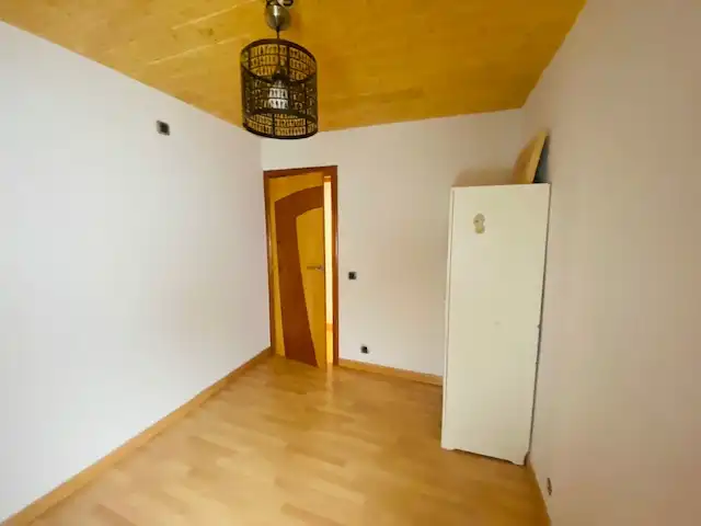 Schlafzimmer von Dachboden zum Verkauf in Santa Coloma de Gramenet mit Parkett und Ofen