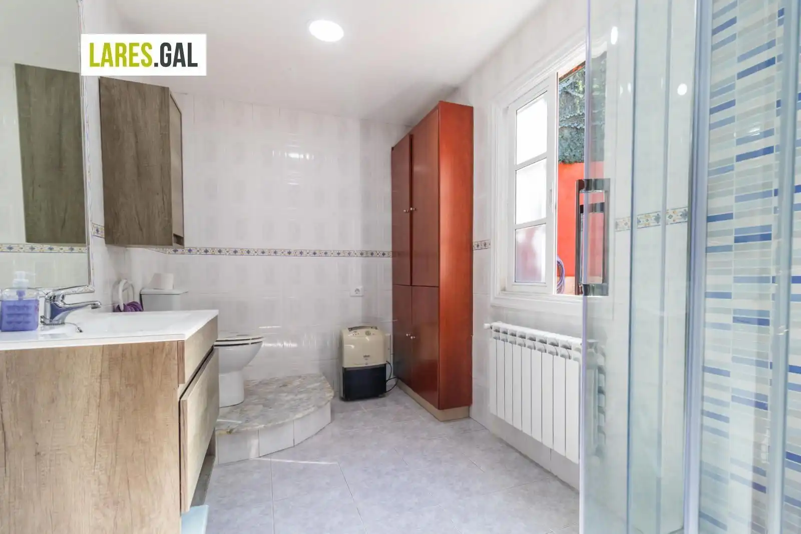 Bany de Casa o xalet en venda en Cangas  amb Calefacció, Terrassa i Traster