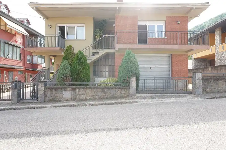 Vista exterior de Casa o xalet en venda en Sant Joan Les Fonts amb Aire condicionat, Calefacció i Terrassa