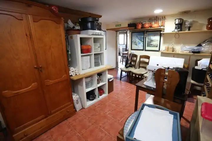 Cuina de Finca rústica en venda en Quirós amb Calefacció, Jardí privat i Terrassa