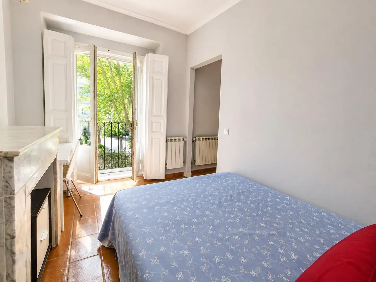 Schlafzimmer von Wohnung zur Miete in Madrid mit Heizung, Möbliert und Balkon