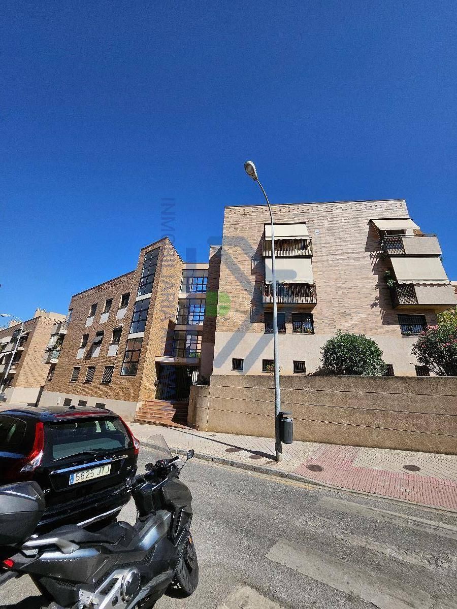 Vista exterior de Piso de alquiler en  Granada Capital con Aire acondicionado, Calefacción y Piscina