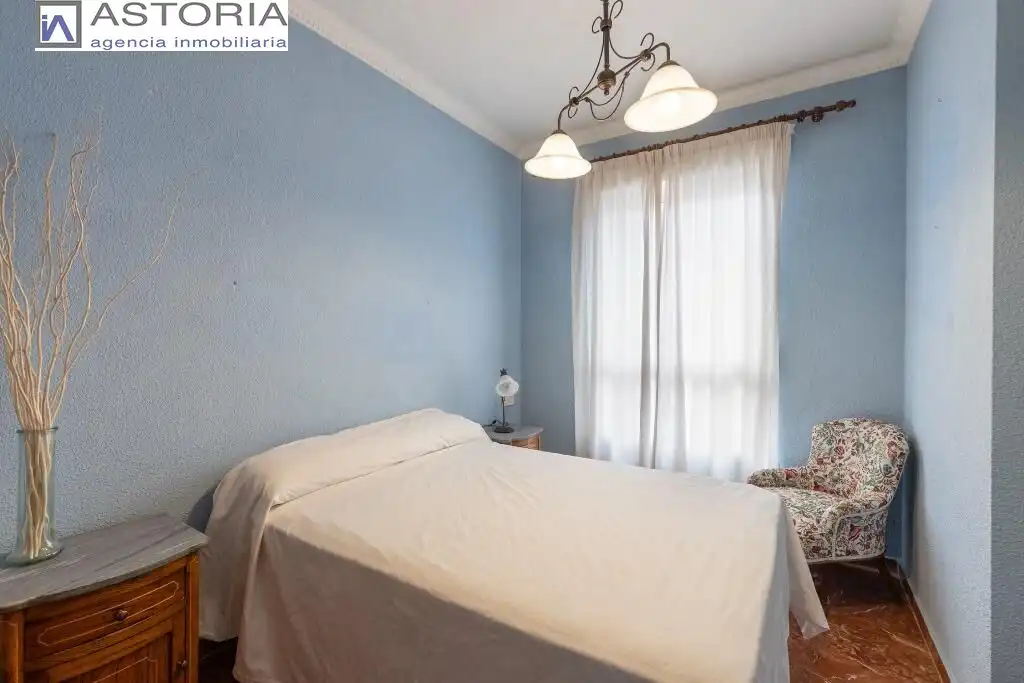 Dormitori de Casa adosada en venda en Granada amb Terrassa i Piscina comunitària