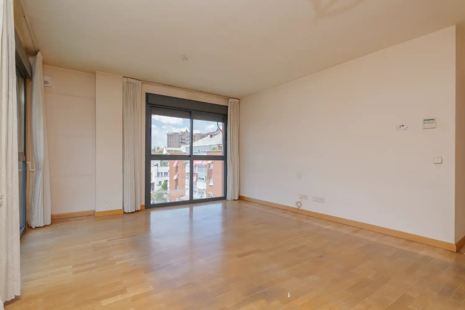 Sala d'estar de Dúplex en venda en Madrid amb Aire condicionat, Calefacció i Parquet