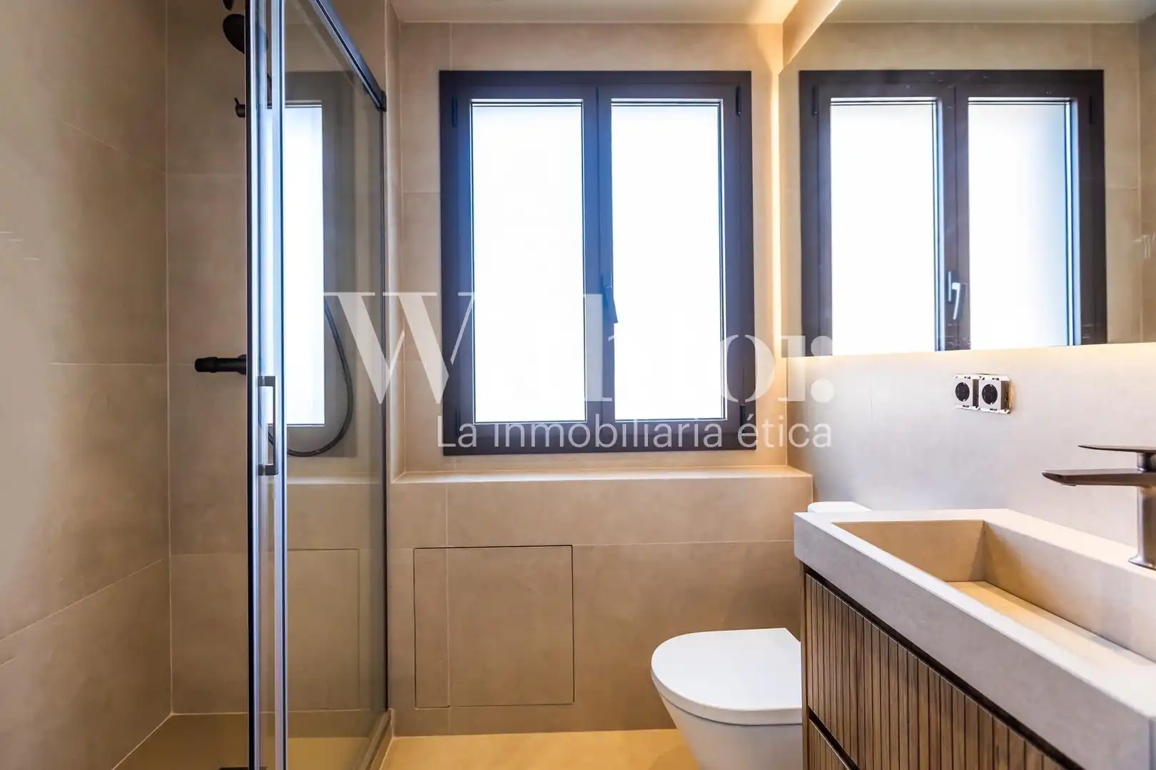 Baño de Ático en venta en Barcelona con Calefacción, Terraza y Balcón