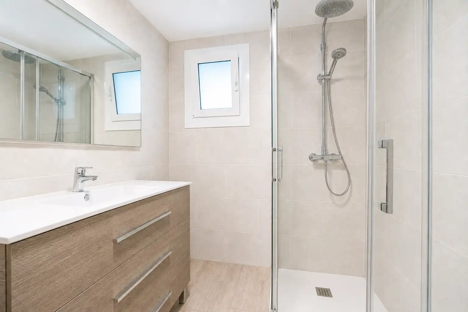 Baño de Piso en venta en Santa Coloma de Gramenet con Aire acondicionado y Terraza