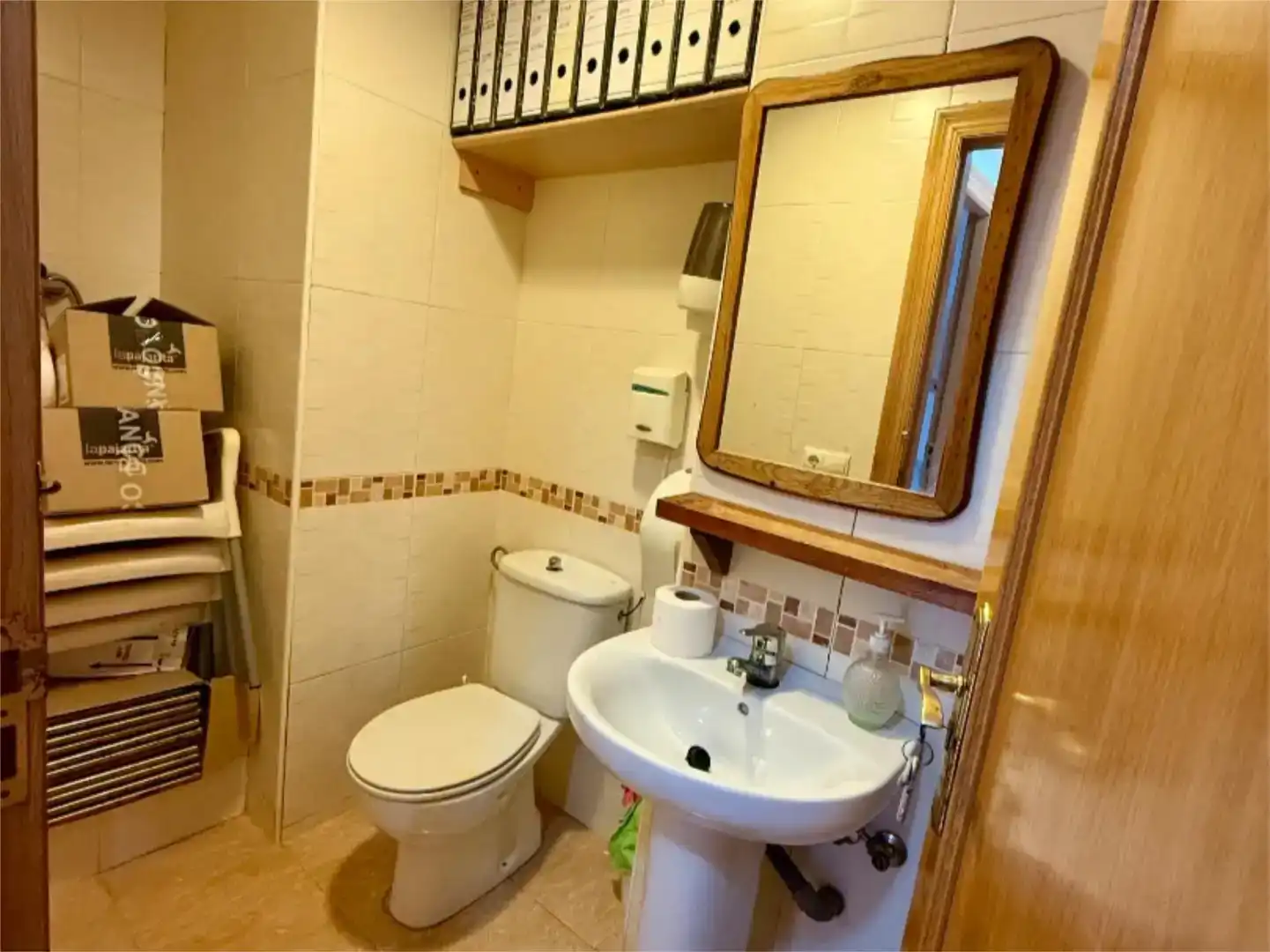 Baño de Local en venta en Valencia con Aire acondicionado y Amueblado
