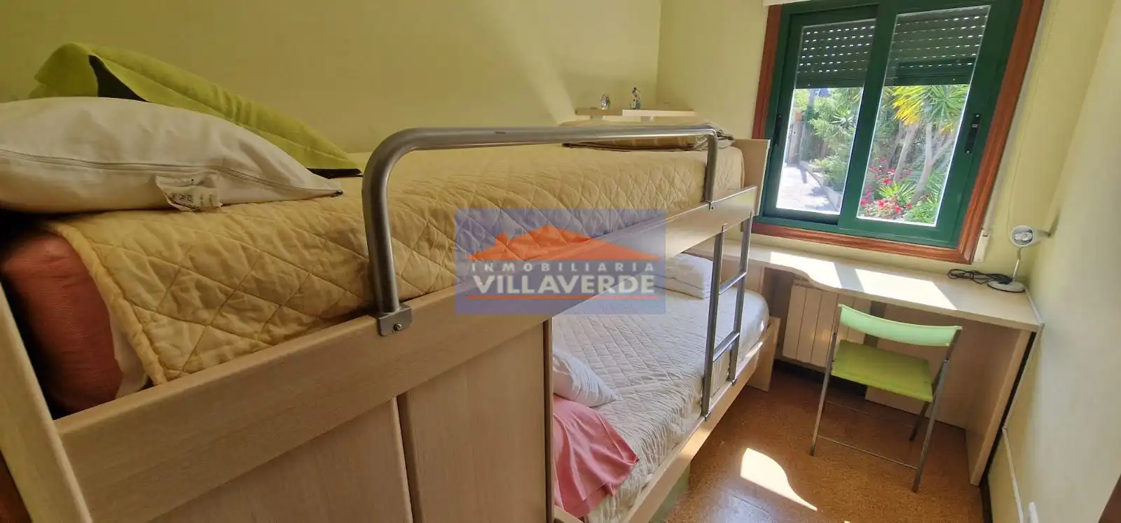 Dormitori de Casa o xalet en venda en Cangas  amb Calefacció, Terrassa i Traster