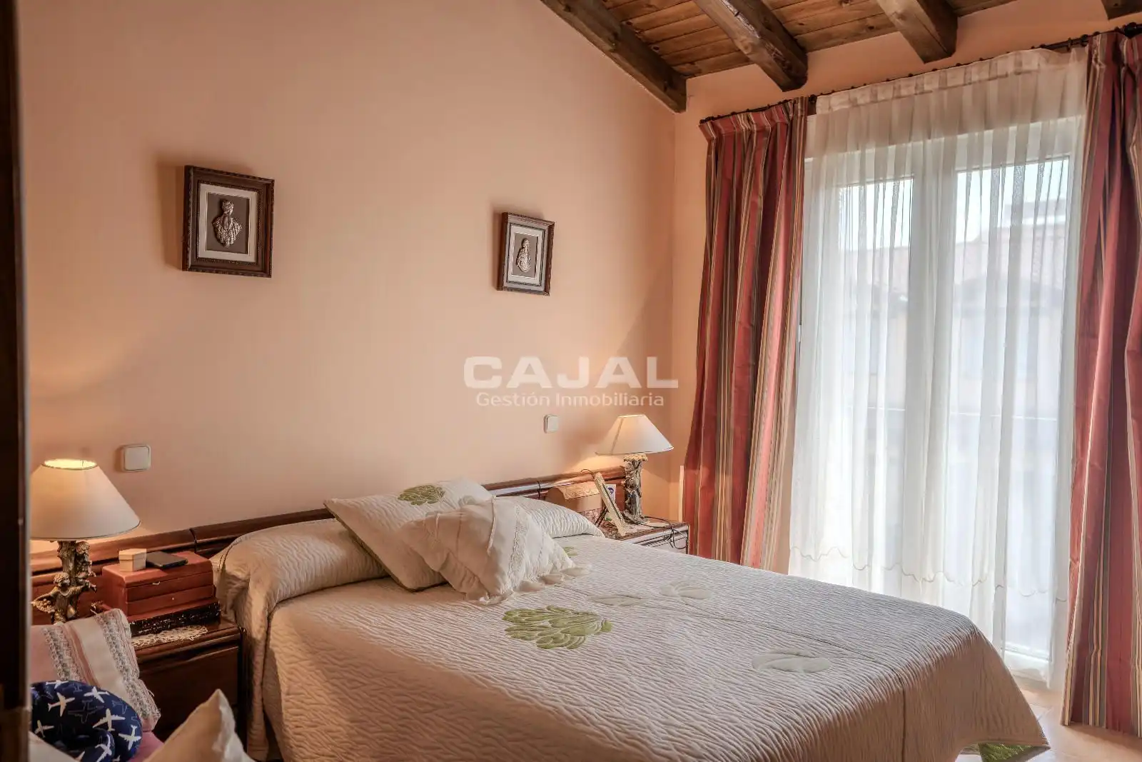 Habitación de Casa adosada en venta en Riaza con Calefacción y Jardín privado