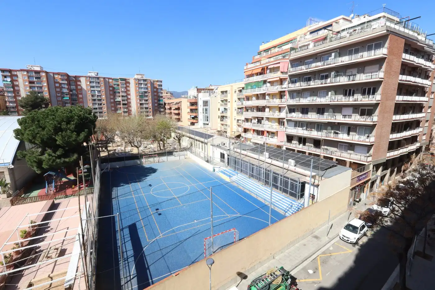 Außenansicht von Wohnung zum Verkauf in Barcelona mit Heizung, Balkon und Haustechnik