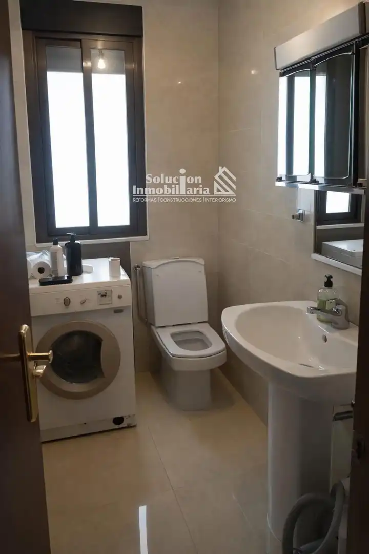 Bathroom of Flat for rent in Salamanca  with Heating, Terrace and Furnished