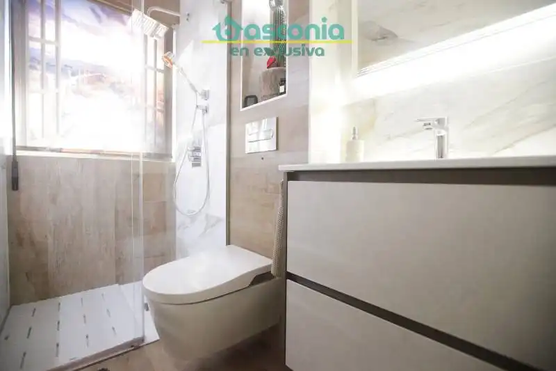 Baño de Piso en venta en Basauri  con Calefacción, Amueblado y Balcón