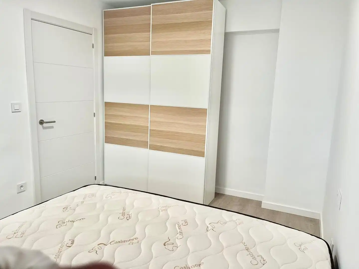 Dormitori de Apartament de lloguer en El Campello amb Aire condicionat, Moblat i Rentadora