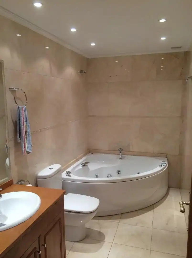 Badezimmer von Wohnungen zur Miete in Oviedo  mit Heizung, Möbliert und Whirlpool