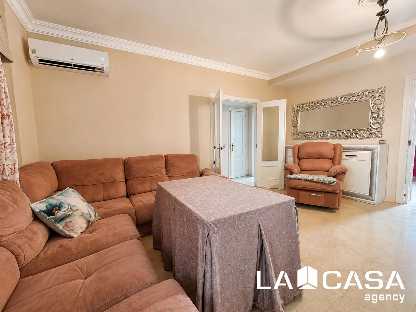 Sala d'estar de Casa adosada en venda en Dos Hermanas amb Terrassa
