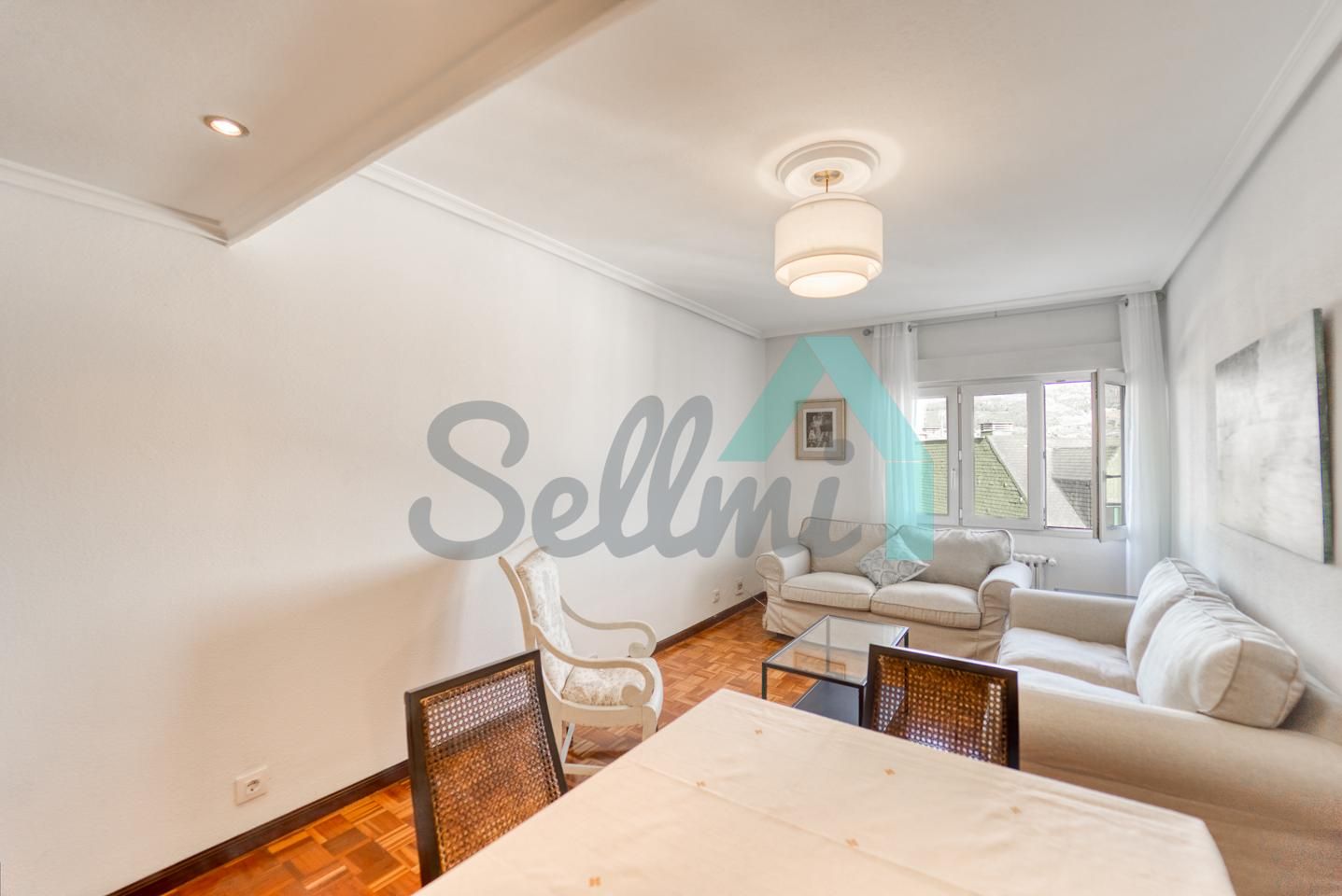 Living room of Flat to rent in Oviedo   with Heating, Parquet flooring and Furnished