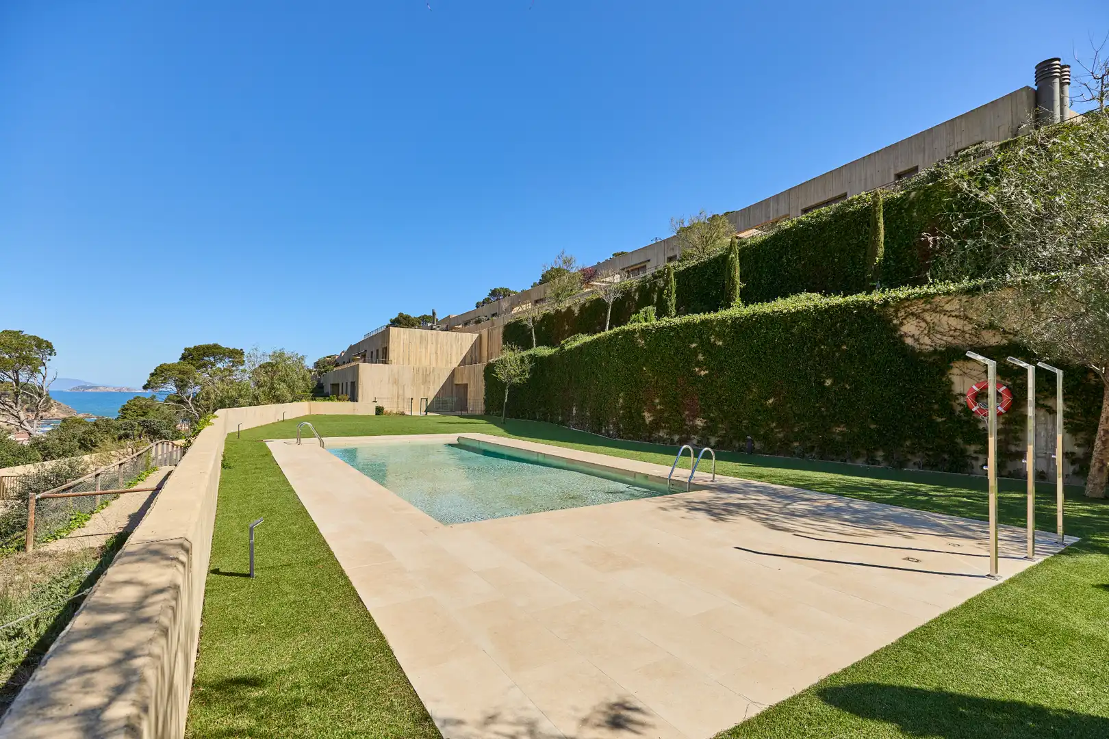 Schwimmbecken von Wohnung zum Verkauf in Begur mit Klimaanlage, Heizung und Privatgarten