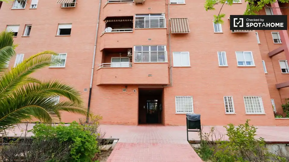 Vista exterior de Pis per a compartir en Alcalá de Henares amb Aire condicionat, Terrassa i Moblat