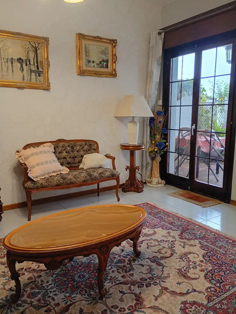 Sala d'estar de Casa adosada en venda en Gijón  amb Calefacció, Jardí privat i Terrassa