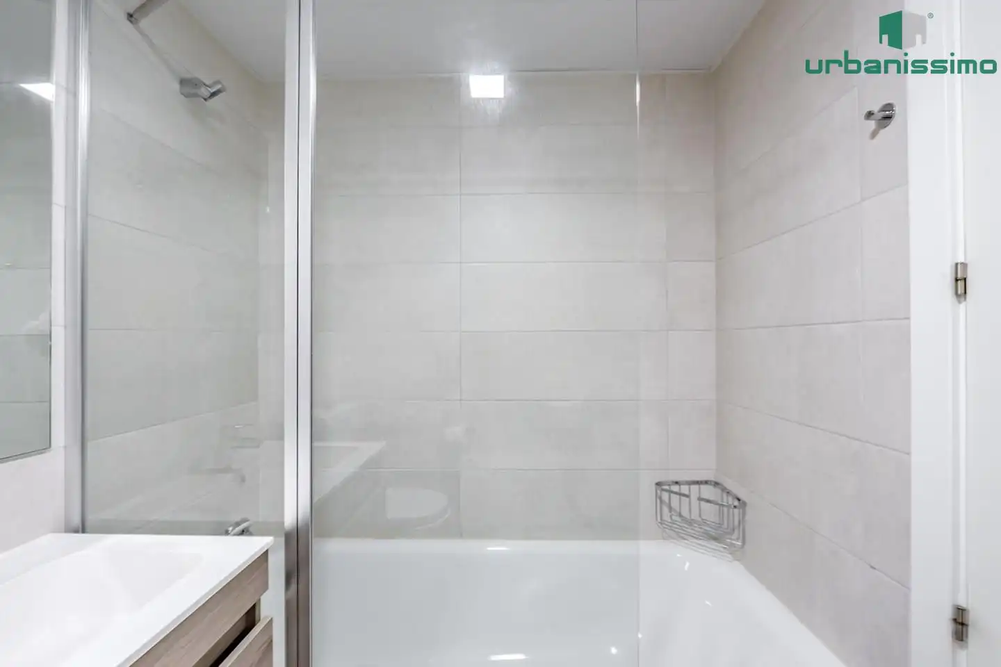 Bathroom of Flat for sale in Madrid  with Air Conditioner, Terrace and Storage room