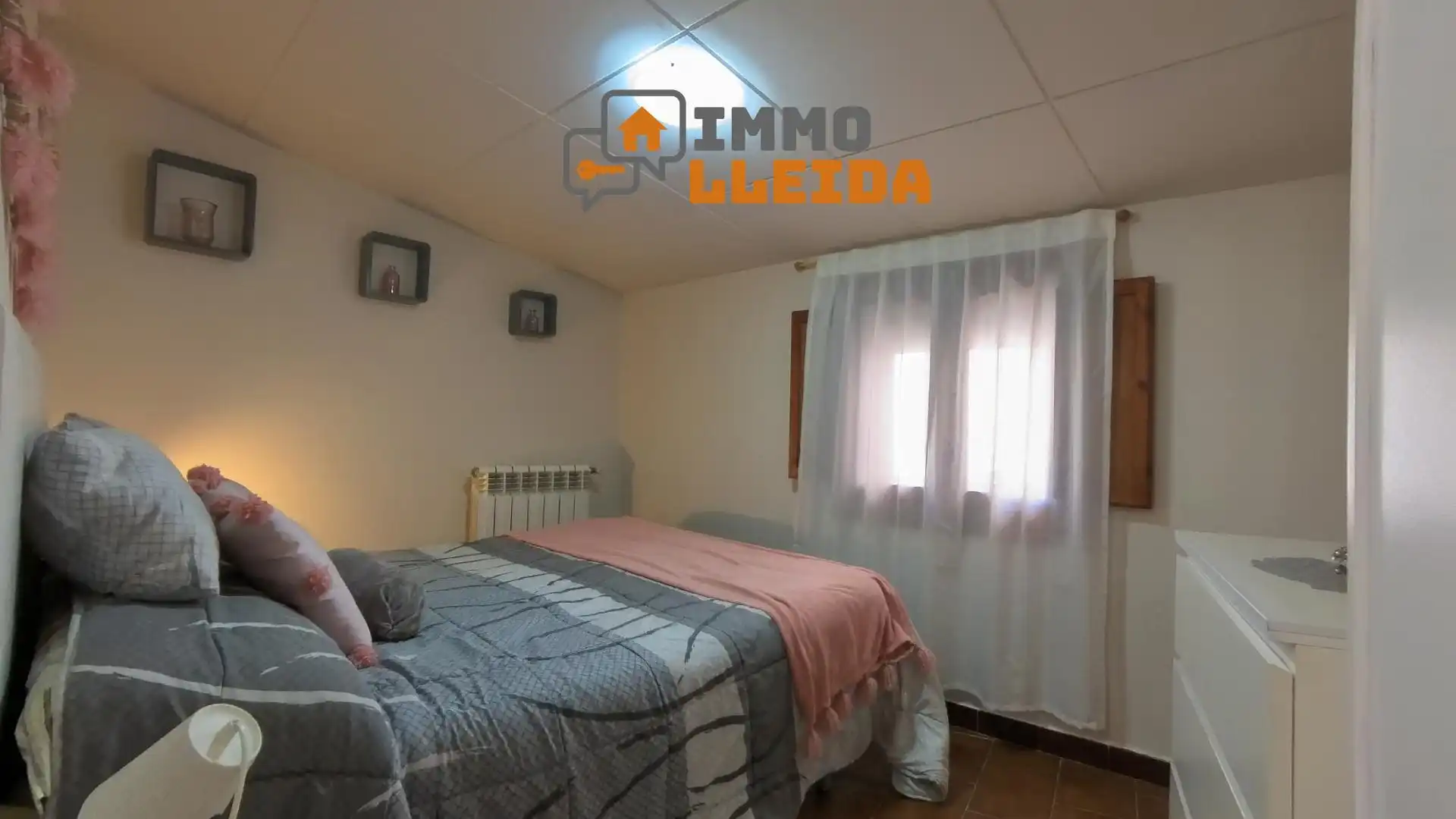 Dormitori de Casa adosada en venda en Artesa de Segre amb Calefacció, Moblat i Balcó