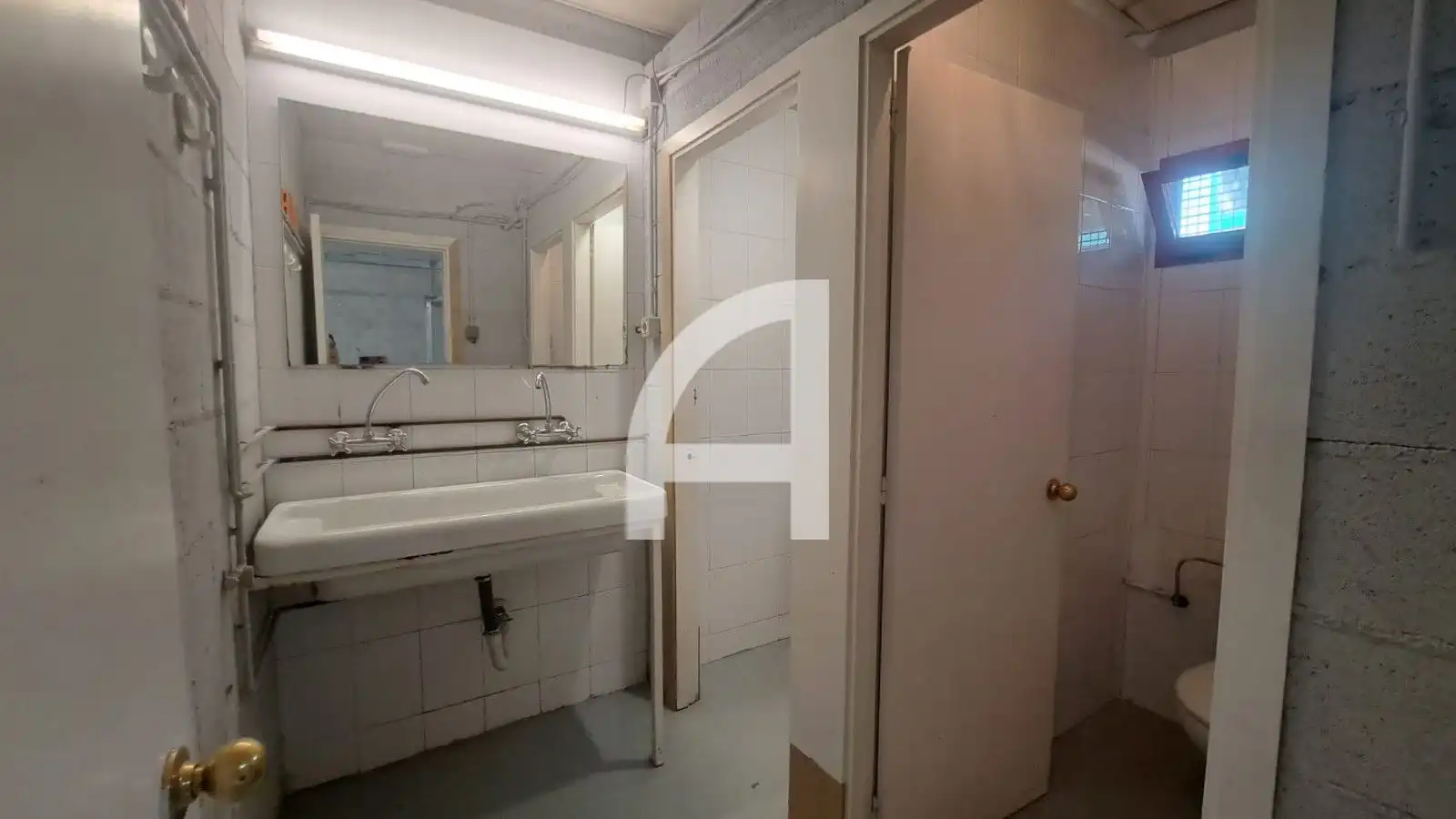 Badezimmer von Fabrikhallen zur Miete in Molins de Rei