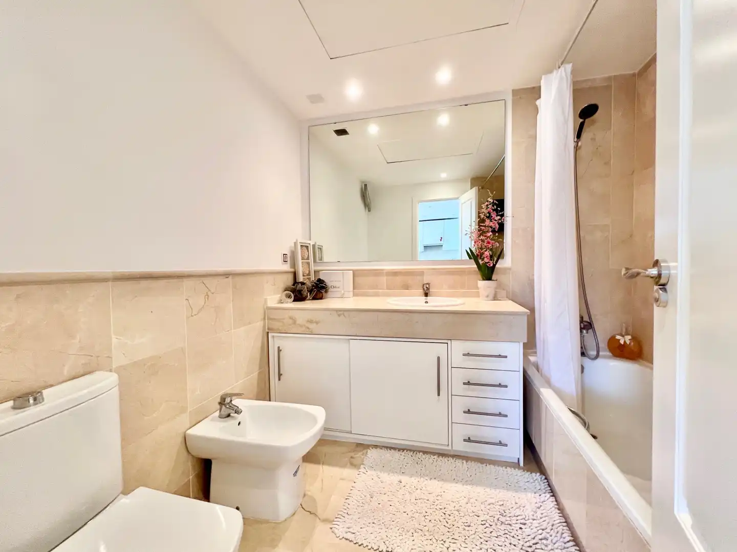 Badezimmer von Wohnungen zur Miete in Marbella mit Klimaanlage, Terrasse und Schwimmbad