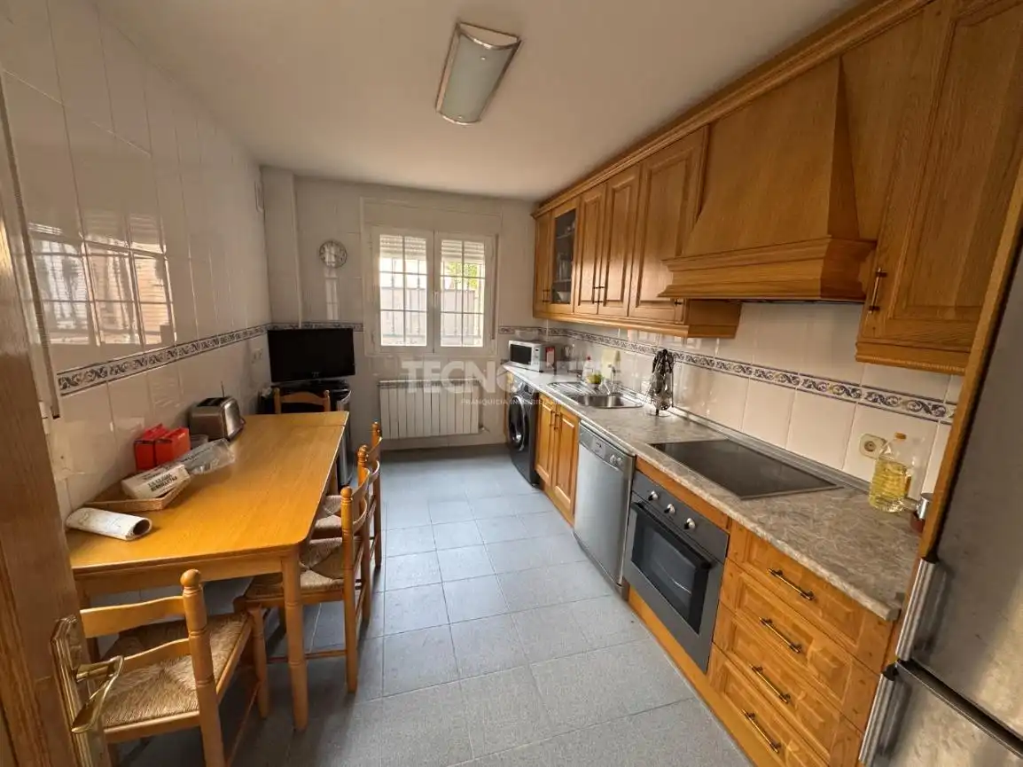 Casa aparellada amb terrassa en venda a Yunquera de Henares, imagen 3