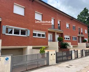 Vista exterior de Casa adosada en venda en Granollers amb Aire condicionat, Calefacció i Jardí privat