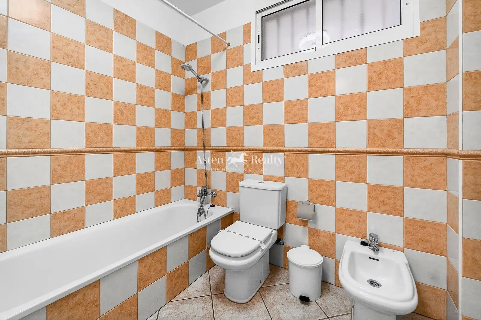 Baño de Apartamento en venta en Adeje con Terraza, Piscina y Amueblado