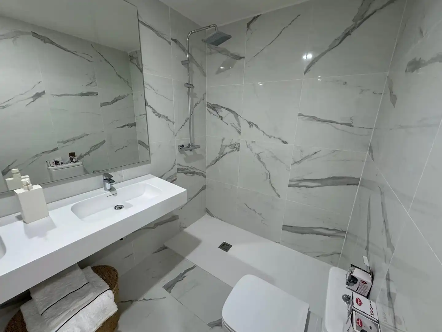 Badezimmer von Erdgeschoss zum Verkauf in Málaga mit Klimaanlage, Heizung und Terrasse