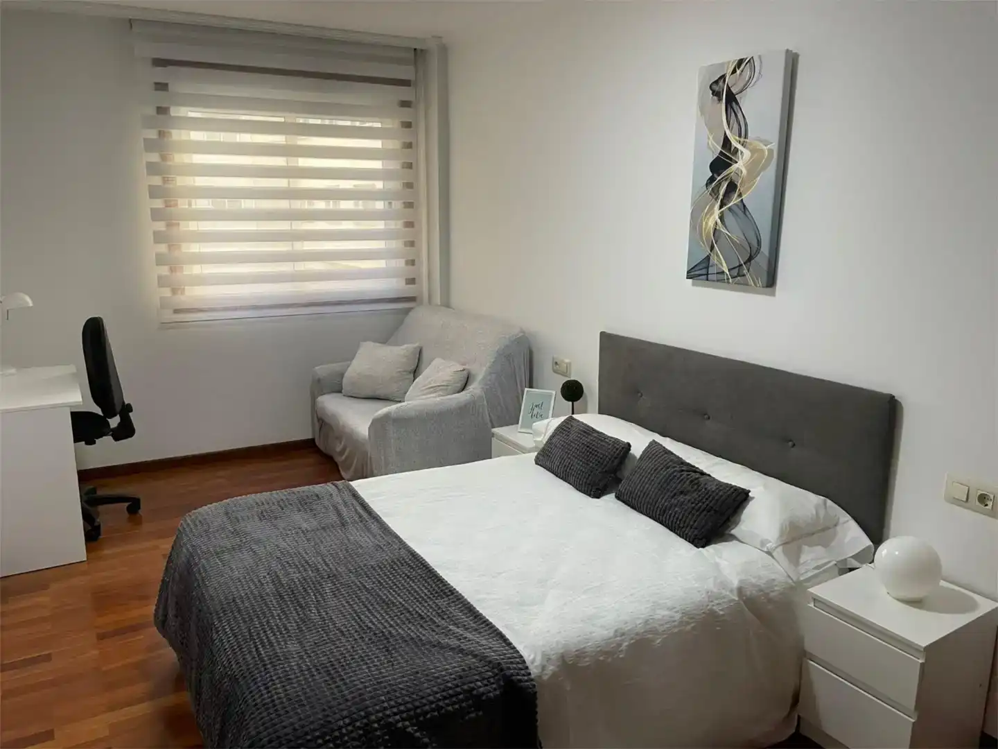 Dormitori de Apartament per a compartir en A Coruña Capital  amb Parquet, Moblat i Forn