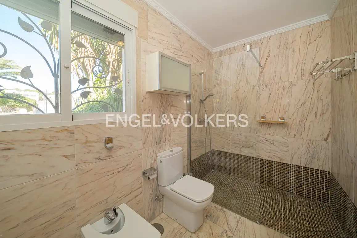 Bany de Casa o xalet en venda en La Nucia amb Aire condicionat, Jardí privat i Piscina