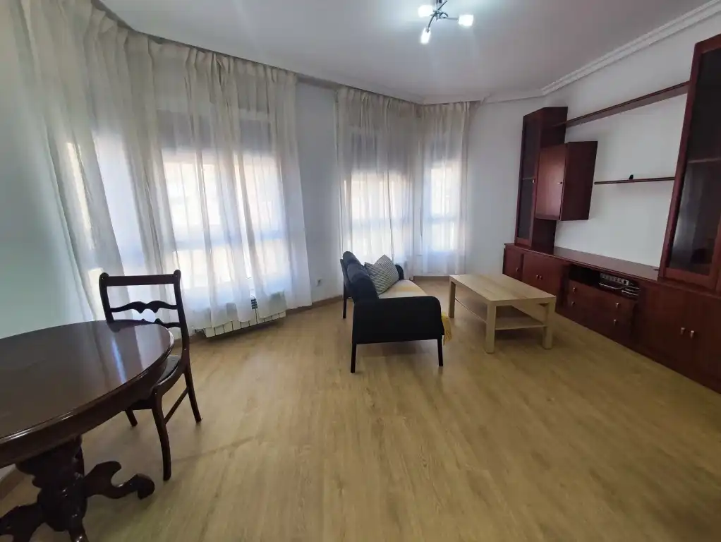 Sala d'estar de Apartament en venda en Gijón  amb Calefacció, Parquet i Moblat