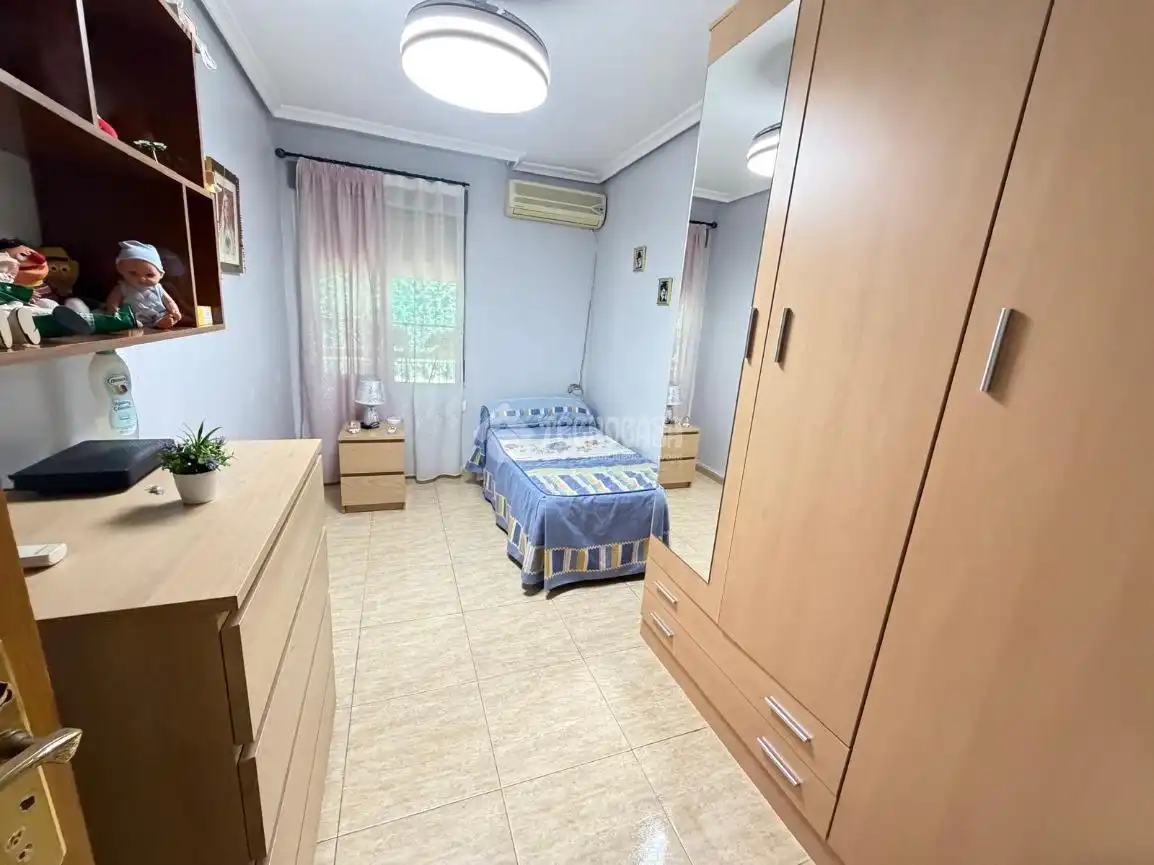 Bedroom of Flat for sale in Martos