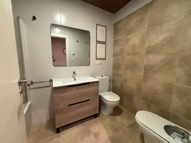 Baño de Piso de alquiler en  Pamplona / Iruña con Calefacción, Parquet y Amueblado