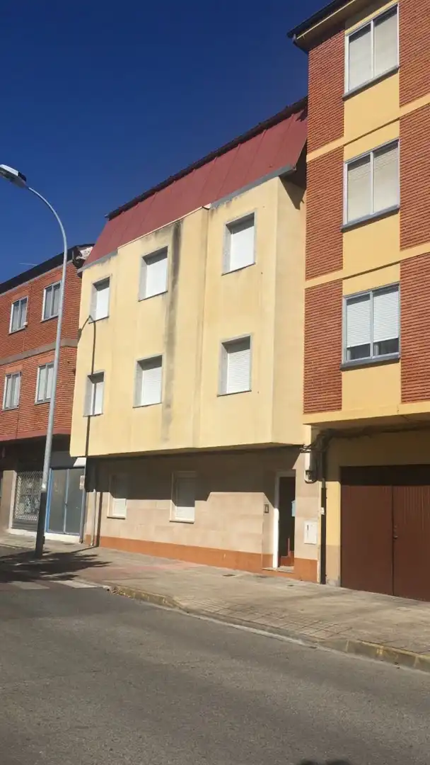 Vista exterior de Edifici en venda en Ponferrada