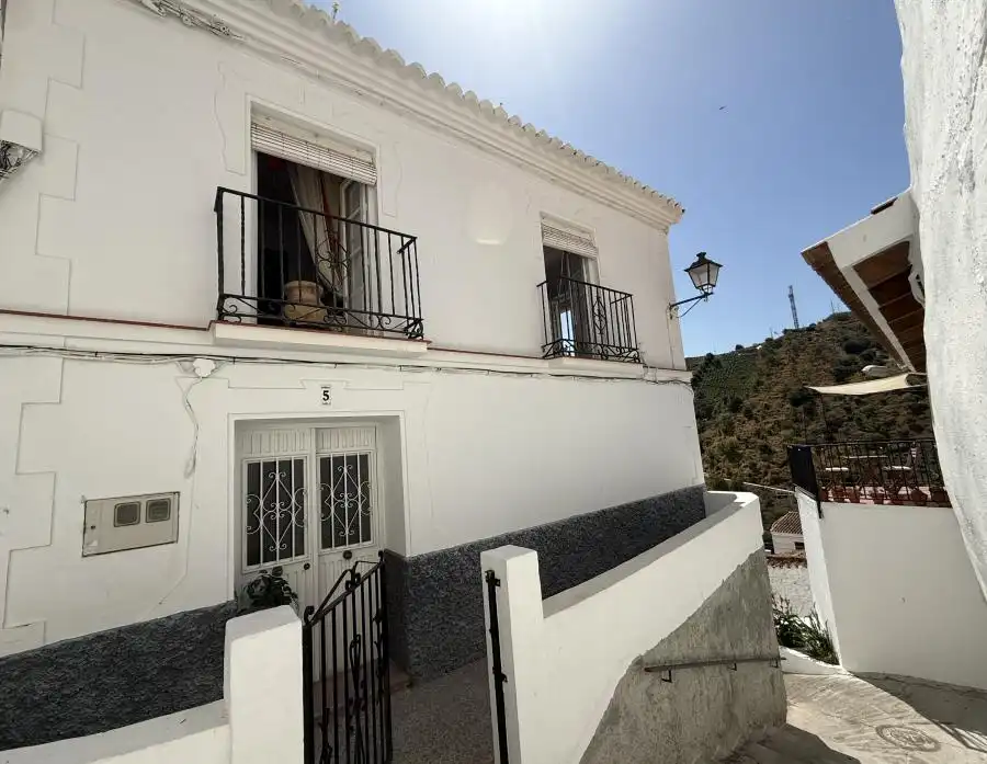 Vista exterior de Casa adosada en venda en Almáchar amb Terrassa, Balcó i Piscina comunitària